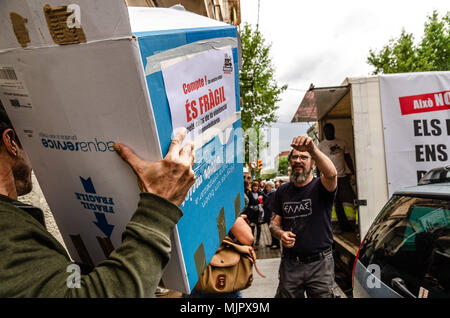 Barcelona, Katalonien, Spanien. 5 Mai, 2018. Sind eine Kette von Solidarität Nachbarn gesehen laden Boxen im Fahrzeug. Organisiert von der Vereinigung der Nachbarschaft Verbände von Barcelona (FVAB), eine Gruppe von Menschen in Solidarität zusammen in beweglichen Sandra und Jesus home zu einem neuen Ort. Sie Nachbarn sind der Alten Industriegebiet von Pueblo Nuevo (Barcelona) und Sie leiden immobiliary Druck. Ihre Wohnung hat durch einen Fonds, die nicht beabsichtigen, den Mietvertrag, die gezwungen hat sie eine neue Residenz zu erneuern gekauft worden. Der Umstand, dass sich Sandra Stockfoto