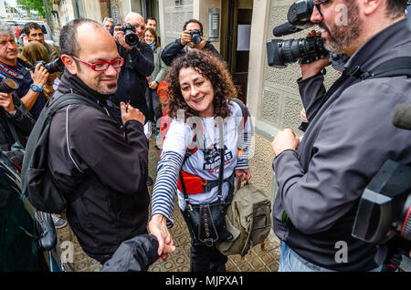 Barcelona, Katalonien, Spanien. 5 Mai, 2018. Sandra durch die Menschen, die ihr half, ihr Haus an einen neuen Speicherort verschieben. Organisiert von der Vereinigung der Nachbarschaft Verbände von Barcelona (FVAB), eine Gruppe von Menschen in Solidarität zusammen in beweglichen Sandra und Jesus home zu einem neuen Ort. Sie Nachbarn sind der Alten Industriegebiet von Pueblo Nuevo (Barcelona) und Sie leiden immobiliary Druck. Ihre Wohnung hat durch einen Fonds, die nicht beabsichtigen, den Mietvertrag, die gezwungen hat sie eine neue Residenz zu erneuern gekauft worden. Der Umstand eintritt, Sand Stockfoto