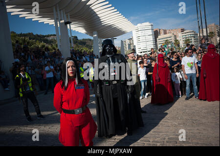 Mai 5, 2018 - Málaga, Spanien - Mitglied der 501st Legion spanische Garnison als ''Darth Vader'' gekleidet aus dem Film Star Wars Saga steht wie er während einer Nächstenliebe Parade zugunsten von Knochenmark Spende, die Luis Olivares Stiftung durchführt. Hunderte von Freiwilligen aus der 501st Legion spanische Garnison, eine Vereinigung, die das Hobby für den Film Star Wars fördern und dazu beizutragen, in der Solidarität führt, nahm den wichtigsten Straßen in der Innenstadt von Málaga mit dem Ziel des Knochenmark Spende und den Kampf gegen Krebs unterstützen. (Bild: © Jesus Merida/SOPA Bilder über ZUMA W Stockfoto