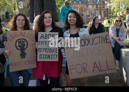 London, UK, 5. Mai 2018. Eine kleine Gruppe von Pro-Choice, meinen Körper, meine Wahl Bühne Counter - Proteste gegen Abtreibung am 5. Mai 2018 in Parliament Square, London, UK Credit: Siehe Li/Alamy leben Nachrichten Stockfoto