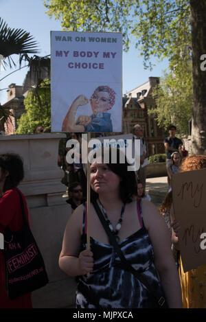 London, UK, 5. Mai 2018. Eine kleine Gruppe von Pro-Choice, meinen Körper, meine Wahl Bühne Counter - Proteste gegen Abtreibung am 5. Mai 2018 in Parliament Square, London, UK Credit: Siehe Li/Alamy leben Nachrichten Stockfoto