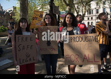 London, UK, 5. Mai 2018. Eine kleine Gruppe von Pro-Choice, meinen Körper, meine Wahl Bühne Counter - Proteste gegen Abtreibung am 5. Mai 2018 in Parliament Square, London, UK Credit: Siehe Li/Alamy leben Nachrichten Stockfoto