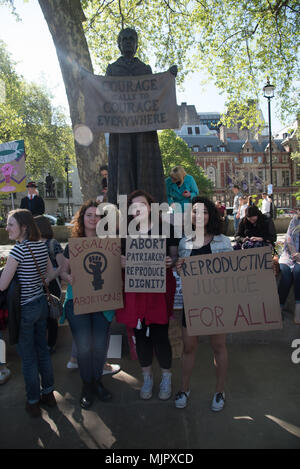 London, UK, 5. Mai 2018. Eine kleine Gruppe von Pro-Choice, meinen Körper, meine Wahl Bühne Counter - Proteste gegen Abtreibung am 5. Mai 2018 in Parliament Square, London, UK Credit: Siehe Li/Alamy leben Nachrichten Stockfoto