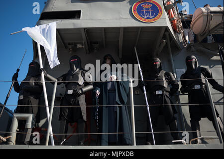 Mitgliedern der 501st Legion spanische Garnison gekleidet, wie Charaktere aus dem Film Star Wars Saga, an Bord eines Schiffes während einer Nächstenliebe Parade zugunsten von Knochenmark Spende durchführen, durch die Luis Olivares Foundation organisiert. Hunderte von Freiwilligen aus der 501st Legion spanische Garnison, eine Vereinigung, die das Hobby für den Film Star Wars fördern und dazu beizutragen, in der Solidarität führt, nahm den wichtigsten Straßen in der Innenstadt von Málaga mit dem Ziel des Knochenmark Spende und den Kampf gegen Krebs unterstützen. Stockfoto