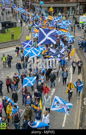 Eine Übersicht über die März Prozession. Tausende von schottischen Unabhängigkeit Unterstützer marschierten durch Glasgow als Teil der "Alle unter einem Banner "Protest, als die Koalition zielt darauf ab, eine solche Veranstaltung bis Schottland ist "frei" laufen. Stockfoto