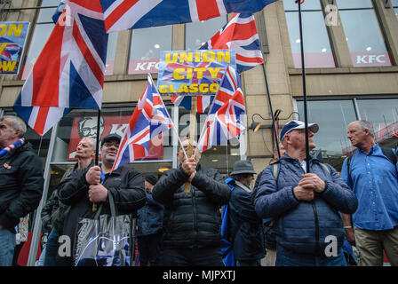 Glasgow, Glasgow, UK. 5 Mai, 2018. Pro-Unionists vorhanden Union Jacks und ein Schild mit der Aufschrift ''UNION Glasgow Glasgow'' in Richtung Pro-Indy Unterstützer während einer Auseinandersetzung zwischen Befürwortern und Pro-Indy Pro-Unionists in der Union Street. Tausende von schottischen Unabhängigkeit Unterstützer durch Glasgow marschierten als Teil der''˜ alle unter einem Banner "Protest, als die Koalition zielt darauf ab, eine solche Veranstaltung zu laufen, bis Schottland ist''˜ Kostenlose Kreditkarte: Stewart Kirby/SOPA Images/ZUMA Draht/Alamy leben Nachrichten Stockfoto