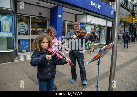 Glasgow, Glasgow, UK. 5 Mai, 2018. Eine Gruppe der Straßenmusikanten spielen Schottische Musik am protestieren. Tausende von schottischen Unabhängigkeit Unterstützer durch Glasgow marschierten als Teil der''˜ alle unter einem Banner "Protest, als die Koalition zielt darauf ab, eine solche Veranstaltung zu laufen, bis Schottland ist''˜ Kostenlose Kreditkarte: Stewart Kirby/SOPA Images/ZUMA Draht/Alamy leben Nachrichten Stockfoto