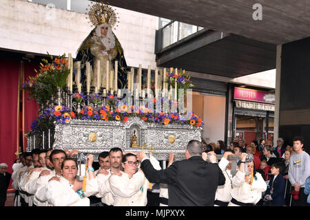 Mai 5, 2018 - L'Hospitalet De Llobregat, Katalonien, Spanien - eine Gruppe von Brüdern des 15 1 Brüderlichkeit gesehen tragen das Kreuz Christi während der Prozession der Mai Kreuz als Feiern im römischen Ritus der Kult des Kreuzes Christi zu feiern. Die 15 1 Bruderschaft der L'Hospitalet Stadt feierte an diesem Samstag die Prozession der Mai Kreuz neben der "Jungfrau der Heilmittel" als Teil eines wichtigen jährlichen religiösen Veranstaltung. Credit: Ramon Costa/SOPA Images/ZUMA Draht/Alamy leben Nachrichten Stockfoto