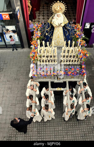 Mai 5, 2018 - L'Hospitalet De Llobregat, Katalonien, Spanien - eine Gruppe von Brüdern des 15 1 Brüderlichkeit gesehen tragen das Kreuz Christi während der Prozession der Mai Kreuz als Feiern im römischen Ritus der Kult des Kreuzes Christi zu feiern. Die 15 1 Bruderschaft der L'Hospitalet Stadt feierte an diesem Samstag die Prozession der Mai Kreuz neben der "Jungfrau der Heilmittel" als Teil eines wichtigen jährlichen religiösen Veranstaltung. Credit: Ramon Costa/SOPA Images/ZUMA Draht/Alamy leben Nachrichten Stockfoto