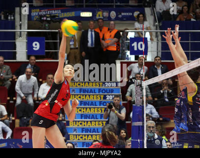 Bukarest, Rumänien. 5 Mai, 2018. Zhu Ting (L) der Türkischen Vakifbank konkurriert während der 2018 CEV Volleyball Champions League Final Four gegen den italienischen Imoco Volley Conegliano in Bukarest, Rumänien, 5. Mai 2018. VakifBank gewann 3-2. Credit: Gabriel Petrescu/Xinhua/Alamy leben Nachrichten Stockfoto