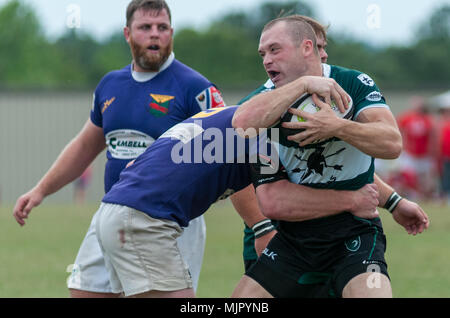 Southern Pines, N. C, USA. 13 Apr, 2018. Mai 5, 2018 - Southern Pines, N.C., USA - Southern Pines große Kegel Jeff Hexom schließt sich an der versuchen, während eine Übereinstimmung zwischen den südlichen Kiefern und New Orleans an die 2018 Abteilung 2 Southern Conference Rugby Meisterschaften an der Nationalen Athletisches Dorf. Southern Pines besiegt New Orleans, 71-12 in der Runde der letzten 32 auf den südlichen Konferenz Meisterschaft Morgen voraus. Credit: Timothy L. Hale/ZUMA Draht/Alamy leben Nachrichten Stockfoto