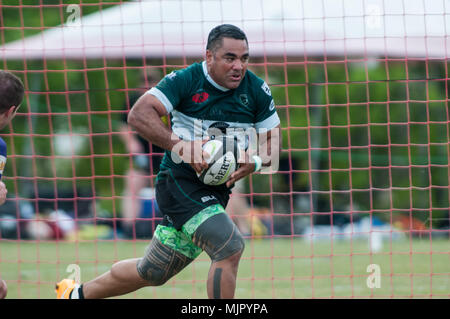 Southern Pines, N. C, USA. 13 Apr, 2018. Mai 5, 2018 - Southern Pines, N.C., USA - Southern Pines große Kegel Sione Latu Willen Kerben versuchen während eines Spiels zwischen den südlichen Kiefern und New Orleans an die 2018 Abteilung 2 Southern Conference Rugby Meisterschaften an der Nationalen Athletisches Dorf. Southern Pines besiegt New Orleans, 71-12 in der Runde der letzten 32 auf den südlichen Konferenz Meisterschaft Morgen voraus. Credit: Timothy L. Hale/ZUMA Draht/Alamy leben Nachrichten Stockfoto