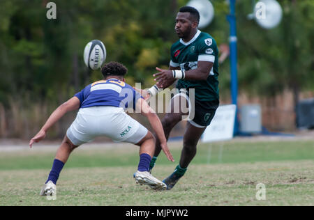 Southern Pines, N. C, USA. 13 Apr, 2018. Mai 5, 2018 - Southern Pines, N.C., USA - Southern Pines große Kegel Shawn Riley entlastet während eines Spiels zwischen den südlichen Kiefern und New Orleans an die 2018 Abteilung 2 Southern Conference Rugby Meisterschaften an der Nationalen Athletisches Dorf. Southern Pines besiegt New Orleans, 71-12 in der Runde der letzten 32 auf den südlichen Konferenz Meisterschaft Morgen voraus. Credit: Timothy L. Hale/ZUMA Draht/Alamy leben Nachrichten Stockfoto