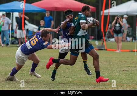 Southern Pines, N. C, USA. 13 Apr, 2018. Mai 5, 2018 - Southern Pines, N.C., USA - Southern Pines große Kegel Jone Koronihagana Kerben versuchen während eines Spiels zwischen den südlichen Kiefern und New Orleans an die 2018 Abteilung 2 Southern Conference Rugby Meisterschaften an der Nationalen Athletisches Dorf. Southern Pines besiegt New Orleans, 71-12 in der Runde der letzten 32 auf den südlichen Konferenz Meisterschaft Morgen voraus. Credit: Timothy L. Hale/ZUMA Draht/Alamy leben Nachrichten Stockfoto