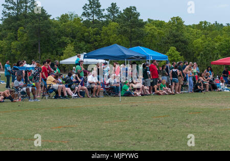 Southern Pines, N. C, USA. 13 Apr, 2018. Mai 5, 2018 - Southern Pines, N.C., USA - Zuschauer verfolgen die Rugby Aktion während eines Spiels zwischen den südlichen Kiefern und New Orleans an die 2018 Abteilung 2 Southern Conference Rugby Meisterschaften an der Nationalen Athletisches Dorf. Southern Pines besiegt New Orleans, 71-12 in der Runde der letzten 32 auf den südlichen Konferenz Meisterschaft Morgen voraus. Credit: Timothy L. Hale/ZUMA Draht/Alamy leben Nachrichten Stockfoto