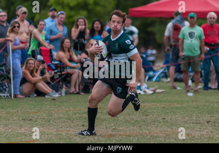 Southern Pines, N. C, USA. 13 Apr, 2018. Mai 5, 2018 - Southern Pines, N.C., USA - Southern Pines große Kegel Austin Hooper Rennen das Feld während eines Spiels zwischen den südlichen Kiefern und New Orleans an die 2018 Abteilung 2 Southern Conference Rugby Meisterschaften an der Nationalen Athletisches Dorf. Southern Pines besiegt New Orleans, 71-12 in der Runde der letzten 32 auf den südlichen Konferenz Meisterschaft Morgen voraus. Credit: Timothy L. Hale/ZUMA Draht/Alamy leben Nachrichten Stockfoto