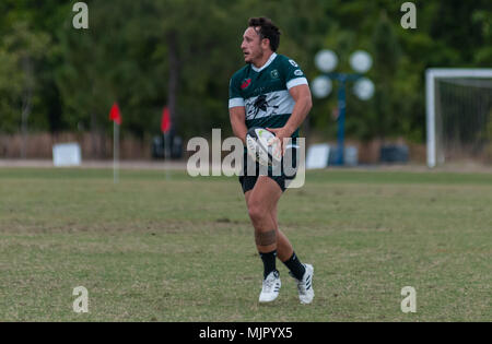 Southern Pines, N. C, USA. 13 Apr, 2018. Mai 5, 2018 - Southern Pines, N.C., USA - Southern Pines große Kegel Emerson Bessell Pässe während eines Spiels zwischen den südlichen Kiefern und New Orleans an die 2018 Abteilung 2 Southern Conference Rugby Meisterschaften an der Nationalen Athletisches Dorf. Southern Pines besiegt New Orleans, 71-12 in der Runde der letzten 32 auf den südlichen Konferenz Meisterschaft Morgen voraus. Credit: Timothy L. Hale/ZUMA Draht/Alamy leben Nachrichten Stockfoto