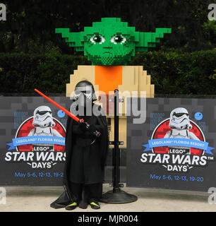 Winter Haven, Florida, USA, 5. Mai 2018. Ein Kind in einem Darth Vader Kostüm posiert vor einer Skulptur der LEGO Star Wars Charakter Yoda im Legoland Florida Resort in Winter Haven, Florida am 5. Mai 2018, dem ersten Tag der "LEGO Star Wars"-Tage. Die Veranstaltung wird in drei aufeinander folgenden Wochenenden im Mai geplant und verfügt über die Kraft, weckt MINILAND Modell Display sowie lebensgroße "LEGO Star Wars"-Zeichen. (Paul Hennessy/Alamy) Stockfoto