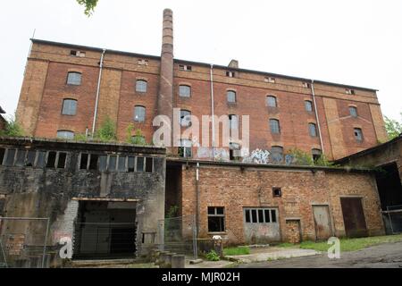 03. Mai 2018, Deutschland, Bad Muskau: Das Gebäude, in dem die ehemalige Brauerei von Fürst Pückler entfernt wurde ist nun aufgegeben. Foto: Sebastian Kahnert/dpa-Zentralbild/dpa Stockfoto