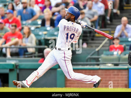 Mai 04, 2018: Texas Rangers shortstop Jurickson Profar #19 At Bat während ein MLB Spiel zwischen den Boston Red Sox und die Texas Rangers bei Globe Life Park in Arlington, TX Boston besiegte Texas 5-1 Albert Pena/CSM. Stockfoto