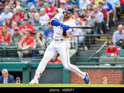 Mai 04, 2018: Texas Rangers dritter Basisspieler Joey Gallo #13 At Bat während ein MLB Spiel zwischen den Boston Red Sox und die Texas Rangers bei Globe Life Park in Arlington, TX Boston besiegte Texas 5-1 Albert Pena/CSM. Stockfoto