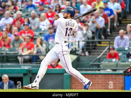 Mai 04, 2018: Texas Rangers dritter Basisspieler Joey Gallo #13 At Bat während ein MLB Spiel zwischen den Boston Red Sox und die Texas Rangers bei Globe Life Park in Arlington, TX Boston besiegte Texas 5-1 Albert Pena/CSM. Stockfoto