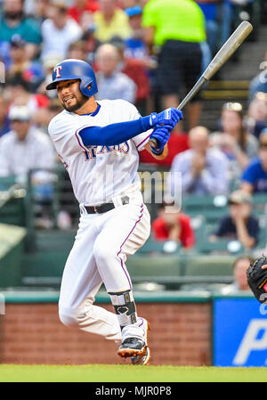 Mai 04, 2018: Texas Rangers dritter Basisspieler Isiah Kiner-Falefa bei bat während ein MLB Spiel zwischen den Boston Red Sox und die Texas Rangers bei Globe Life Park in Arlington, TX Boston besiegte Texas 5-1 Albert Pena/CSM. Stockfoto