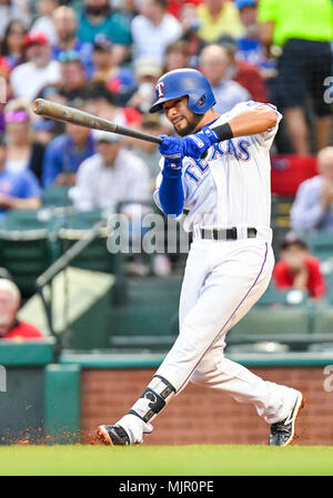 Mai 04, 2018: Texas Rangers dritter Basisspieler Isiah Kiner-Falefa bei bat während ein MLB Spiel zwischen den Boston Red Sox und die Texas Rangers bei Globe Life Park in Arlington, TX Boston besiegte Texas 5-1 Albert Pena/CSM. Stockfoto