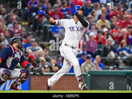 Mai 04, 2018: Texas Rangers rechter Feldspieler Nomar Mazara #30 At Bat während ein MLB Spiel zwischen den Boston Red Sox und die Texas Rangers bei Globe Life Park in Arlington, TX Boston besiegte Texas 5-1 Albert Pena/CSM. Stockfoto