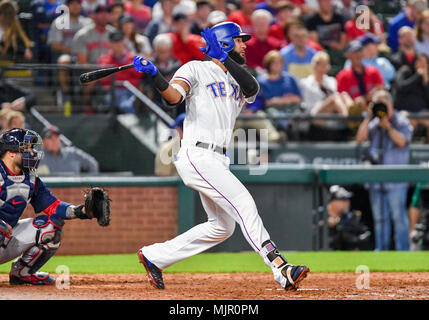 Mai 04, 2018: Texas Rangers rechter Feldspieler Nomar Mazara #30 At Bat während ein MLB Spiel zwischen den Boston Red Sox und die Texas Rangers bei Globe Life Park in Arlington, TX Boston besiegte Texas 5-1 Albert Pena/CSM. Stockfoto