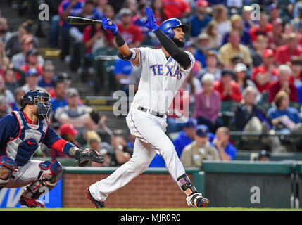 Mai 04, 2018: Texas Rangers rechter Feldspieler Nomar Mazara #30 At Bat während ein MLB Spiel zwischen den Boston Red Sox und die Texas Rangers bei Globe Life Park in Arlington, TX Boston besiegte Texas 5-1 Albert Pena/CSM. Stockfoto