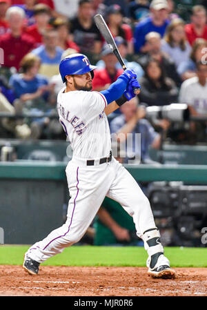 Mai 04, 2018: Texas Rangers dritter Basisspieler Isiah Kiner-Falefa bei bat während ein MLB Spiel zwischen den Boston Red Sox und die Texas Rangers bei Globe Life Park in Arlington, TX Boston besiegte Texas 5-1 Albert Pena/CSM. Stockfoto