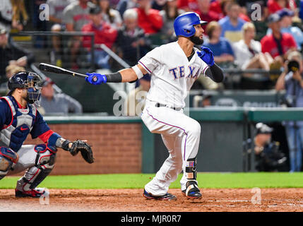 Mai 04, 2018: Texas Rangers rechter Feldspieler Nomar Mazara #30 At Bat während ein MLB Spiel zwischen den Boston Red Sox und die Texas Rangers bei Globe Life Park in Arlington, TX Boston besiegte Texas 5-1 Albert Pena/CSM. Stockfoto