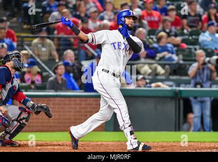 Mai 04, 2018: Texas Rangers rechter Feldspieler Nomar Mazara #30 At Bat während ein MLB Spiel zwischen den Boston Red Sox und die Texas Rangers bei Globe Life Park in Arlington, TX Boston besiegte Texas 5-1 Albert Pena/CSM. Stockfoto