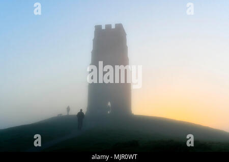 Glastonbury, Somerset, UK. 6. Mai 2018. UK Wetter. Nebel umgibt die Oberseite des Glasonbury Tor in Somerset bei Sonnenaufgang. Foto: Graham Jagd-/Alamy leben Nachrichten Stockfoto