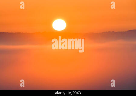 Glastonbury, Somerset, UK. 6. Mai 2018. UK Wetter. Die Sonne über eine Schicht von Nebel, aus Glasonbury Tor in Somerset gesehen. Foto: Graham Jagd-/Alamy leben Nachrichten Stockfoto