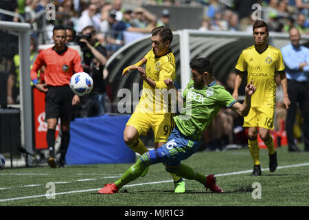 Seattle, Washington, USA. 5 Mai, 2018. MLS Fußball 2018: Klopfer Mittelfeldspieler ALEX ROLDAN (16) Herausforderungen Crew Mittelfeldspieler PEDRO SANTOS (9) Da die Columbus Crew besucht den Seattle Sounders in einem MLS-Match im Century Link Feld in Seattle, WA. Credit: Jeff Halstead/ZUMA Draht/Alamy leben Nachrichten Stockfoto