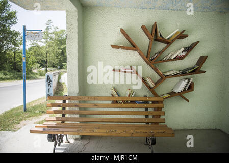 Peking, Griechenland. 4. Mai, 2018. Ein Bücherregal ist an einer Bushaltestelle in einem Vorort von Thessaloniki, Griechenland, am 4. Mai 2018 gesehen. Credit: Dimitris Tosidis/Xinhua/Alamy leben Nachrichten Stockfoto