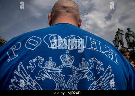 Moskau, Russland. 5 Mai, 2018. Pro-Putin activits nehmen Teile an einer nicht genehmigten Demonstration der Opposition in Moskau Puschkinplatz entfernt, Russland Credit: Nikolay Winokurow/Alamy leben Nachrichten Stockfoto
