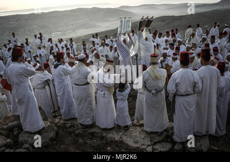 Mitglieder der Samariter Gemeinschaft versammeln, um an einem frühen Morgen Pessah Gebete zum Ende des Passah Urlaub zu markieren, auf dem Berg Garizim in der Nähe der Stadt Nablus im Westjordanland, 06. Mai 2018. Die Samariter, ein ethnoreligious Gruppe des Levant aus der Israeliten oder Hebräer, des Alten Orients, Claim Abstieg vom Stamm Ephraim und Stamm Manasse (zwei Söhne von Joseph). Nach der Thora, das Passah schlachten erste war in der Nacht von den Israeliten Exodus aus Ägypten angeboten. Foto: Ayman Nobani/dpa Stockfoto