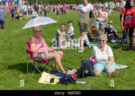 Warrington, UK, 6. Mai 2018. Sonnenschein in Warrington hat Hunderte von Menschen in Victoria Park in Warrington Kredit gebracht: John Hopkins/Alamy leben Nachrichten Stockfoto