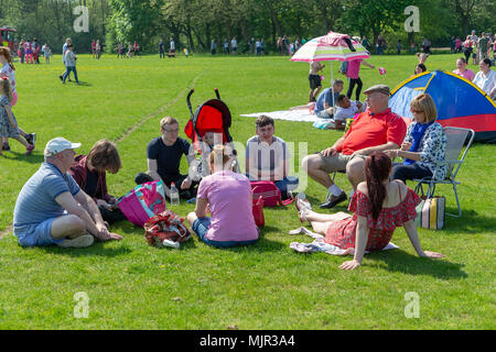 Warrington, UK, 6. Mai 2018. Sonnenschein in Warrington hat Hunderte von Menschen in Victoria Park in Warrington Kredit gebracht: John Hopkins/Alamy leben Nachrichten Stockfoto