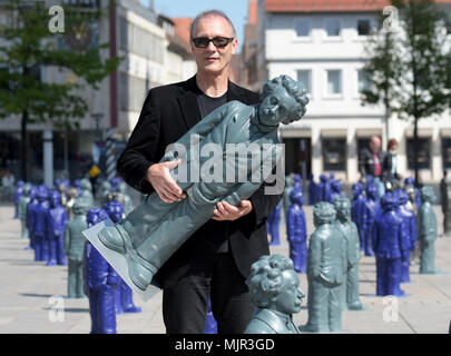 Ulm, Deutschland, 6. Mai 2018. Künstler Ottmar Hoerl Holding einen seiner kleinen Statuen von Albert Einstein am Münsterplatz. Die 500, ca. 1 Meter hohen Einstein Statuen auf Münsterplatz für mehrere Wochen zu bleiben. Foto: Stefan Puchner/dpa Quelle: dpa Picture alliance/Alamy leben Nachrichten Stockfoto