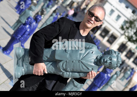 Ulm, Deutschland, 6. Mai 2018. Künstler Ottmar Hoerl Holding einen seiner kleinen Statuen von Albert Einstein am Münsterplatz. Die 500, ca. 1 Meter hohen Einstein Statuen auf Münsterplatz für mehrere Wochen zu bleiben. Foto: Stefan Puchner/dpa Quelle: dpa Picture alliance/Alamy leben Nachrichten Stockfoto