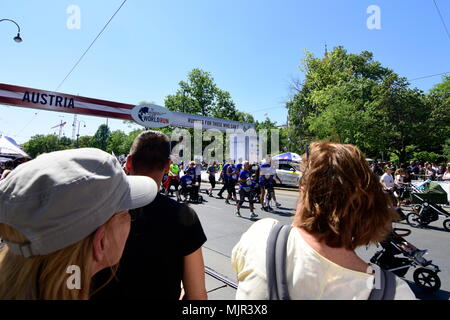 Wien, Österreich, 6. Mai 2018. Die 5 Wings for Life Welt führen wird weltweit am gleichen Tag zur gleichen Zeit. Es ist ein spendenlauf Für diejenigen, die nicht ausführen kann. Alle start Mittel in eine Stiftung für Querschnitt Lähmung. Quelle: Franz Perc/Alamy leben Nachrichten Stockfoto