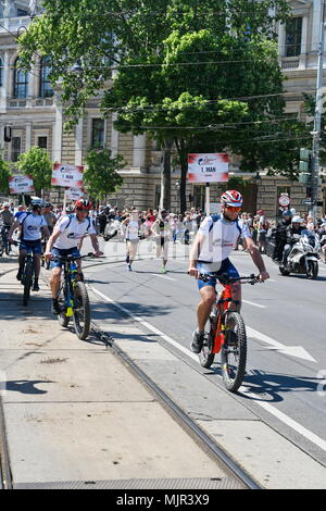 Wien, Österreich, 6. Mai 2018. Die 5 Wings for Life Welt führen wird weltweit am gleichen Tag zur gleichen Zeit. Es ist ein spendenlauf Für diejenigen, die nicht ausführen kann. Alle start Mittel in eine Stiftung für Querschnitt Lähmung. Quelle: Franz Perc/Alamy leben Nachrichten Stockfoto