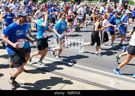 Wien, Österreich, 6. Mai 2018. Die 5 Wings for Life Welt führen wird weltweit am gleichen Tag zur gleichen Zeit. Es ist ein spendenlauf Für diejenigen, die nicht ausführen kann. Alle start Mittel in eine Stiftung für Querschnitt Lähmung. Quelle: Franz Perc/Alamy leben Nachrichten Stockfoto