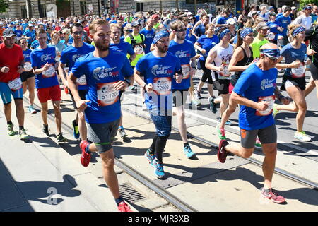 Wien, Österreich, 6. Mai 2018. Die 5 Wings for Life Welt führen wird weltweit am gleichen Tag zur gleichen Zeit. Es ist ein spendenlauf Für diejenigen, die nicht ausführen kann. Alle start Mittel in eine Stiftung für Querschnitt Lähmung. Quelle: Franz Perc/Alamy leben Nachrichten Stockfoto