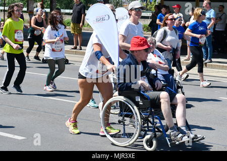 Wien, Österreich, 6. Mai 2018. Die 5 Wings for Life Welt führen wird weltweit am gleichen Tag zur gleichen Zeit. Es ist ein spendenlauf Für diejenigen, die nicht ausführen kann. Alle start Mittel in eine Stiftung für Querschnitt Lähmung. Quelle: Franz Perc/Alamy leben Nachrichten Stockfoto