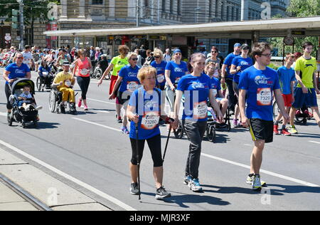 Wien, Österreich, 6. Mai 2018. Die 5 Wings for Life Welt führen wird weltweit am gleichen Tag zur gleichen Zeit. Es ist ein spendenlauf Für diejenigen, die nicht ausführen kann. Alle start Mittel in eine Stiftung für Querschnitt Lähmung. Quelle: Franz Perc/Alamy leben Nachrichten Stockfoto